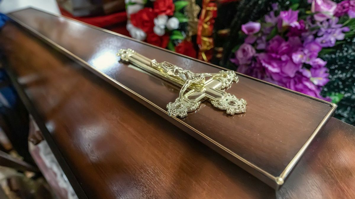 Seniorku v Ekvádoru prohlásili za mrtvou. Probrala se v rakvi